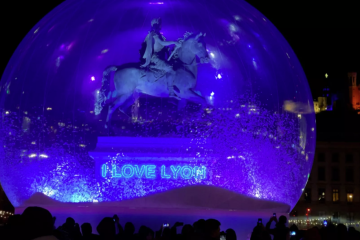 Light show in Lyon during the Festival of Lights, celebrating creativity and audiovisual excellence in Rhône-Alpes.